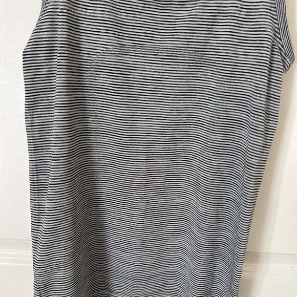 Lululemon Women’s 4 Black Gray Striped Swiftly Tech Racerback Tank Workout Run - Picture 2 of 7